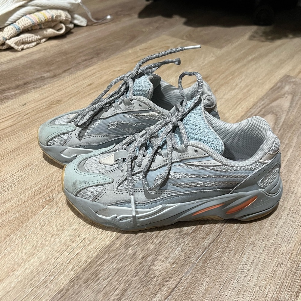 Yeezy Adidas boost 700 V2 in inertia